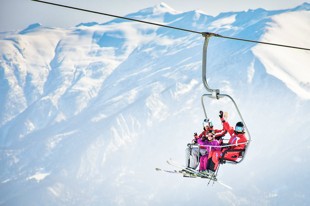 station de ski familiale : les meilleures dans les Alpes, les Pyrénées, le Massif Central et les Vosges